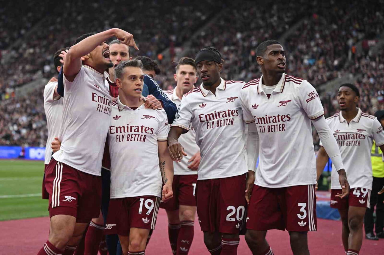 İNGİLTERE PREMİER LİG’DE ARSENAL, 22 YIL SONRA ŞAMPİYON OLDU.