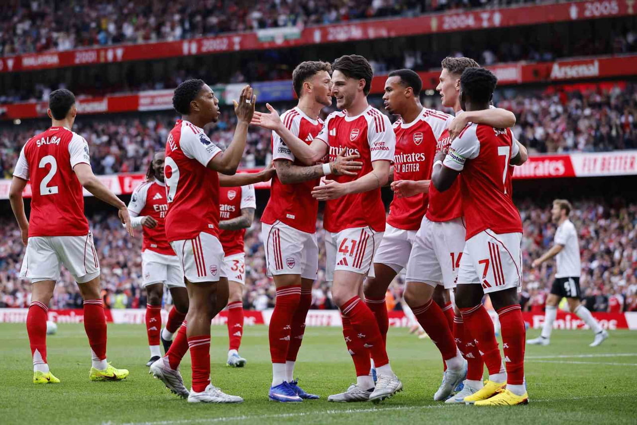 İNGİLTERE PREMİER LİG’DE ARSENAL, 22 YIL SONRA ŞAMPİYON OLDU.