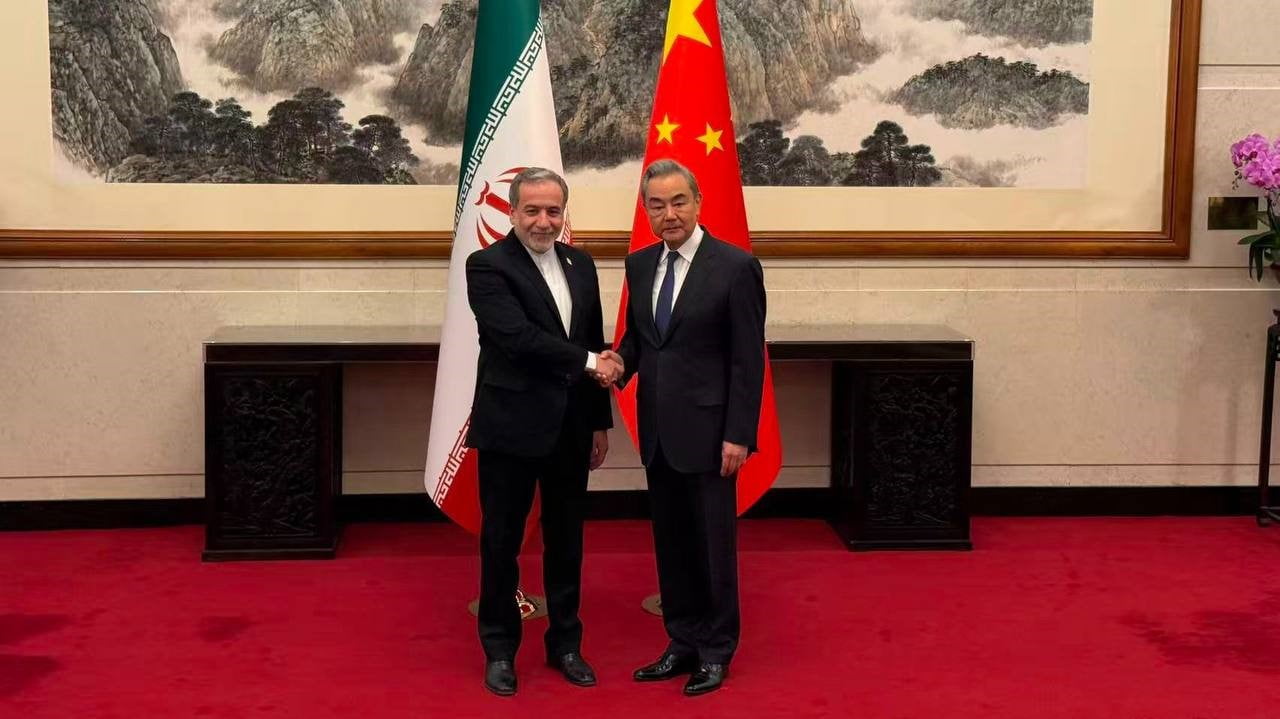 İRAN DIŞİŞLERİ BAKANI ABBAS ARAKÇİ, ÇİN'DE MEVKİDAŞI WANG Yİ İLE GÖRÜŞTÜ.