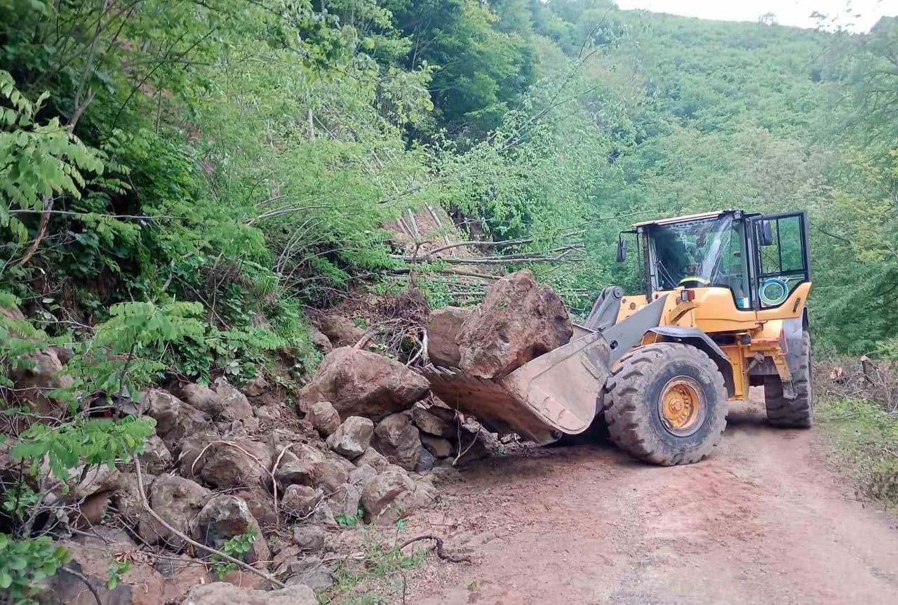 İŞ MAKİNELERİ VE SAHA EKİPLERİ BİRÇOK NOKTADA YOL AÇMA, TEMİZLEME ÇALIŞMASI GERÇEKLEŞTİRİRKEN...