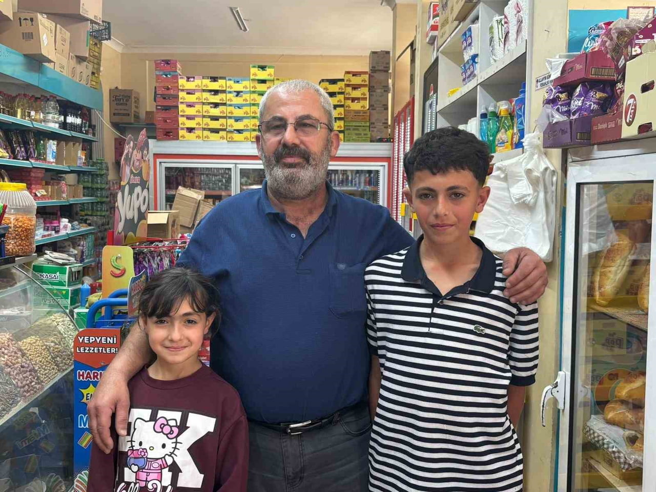 İŞ YERİNİ AÇTIKTAN SONRA GÜVENLİK KAMERASI KAYITLARINI İNCELEYEN MARKET SAHİBİ HAYRETTİN...