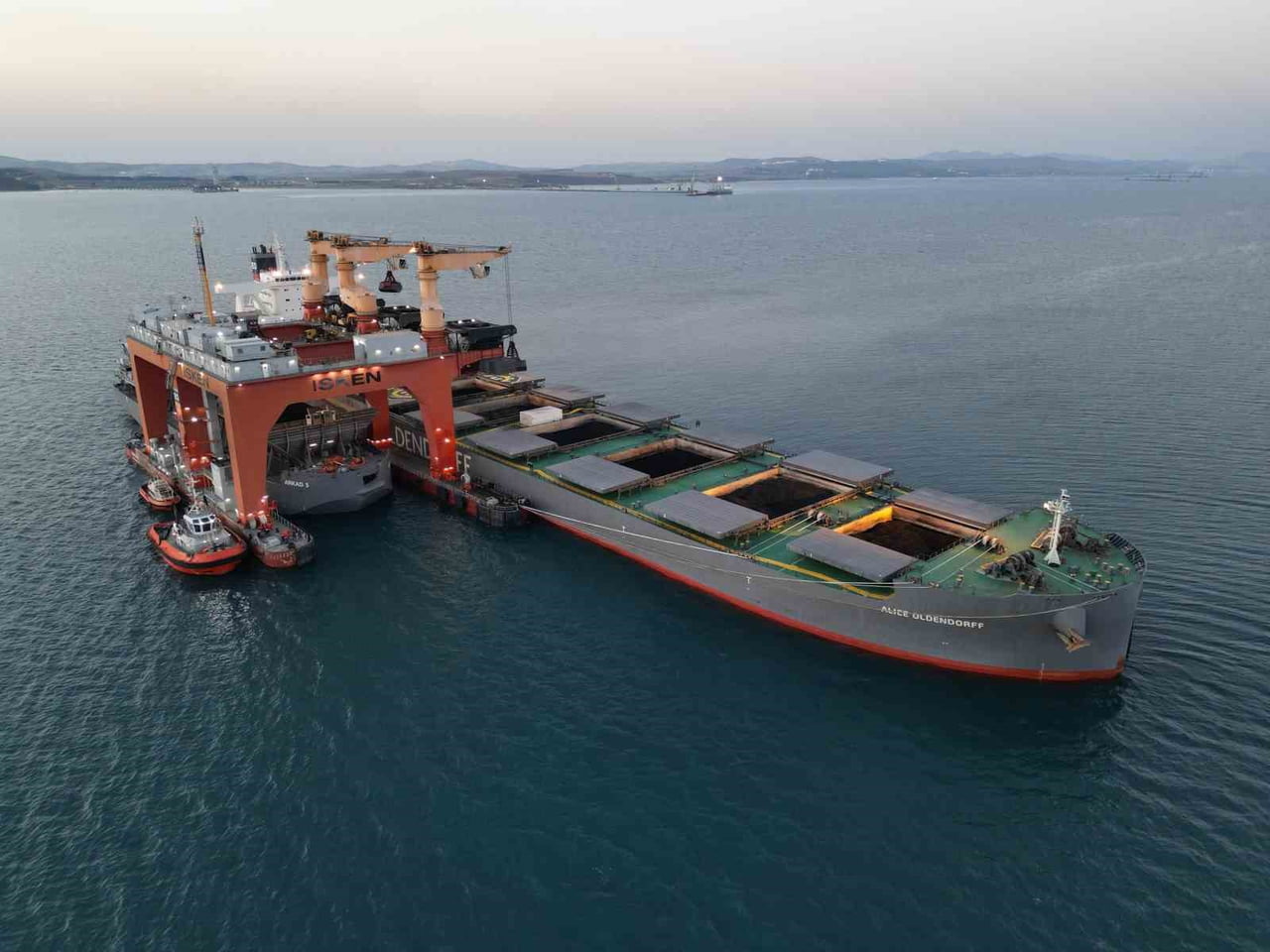 İSKEN SUGÖZÜ ELEKTRİK ENERJİ SANTRALİ’NİN KÖMÜR TEDARİKİ, TÜRKİYE’DE İLK VE TEK OLAN TRANSSHİPPER...