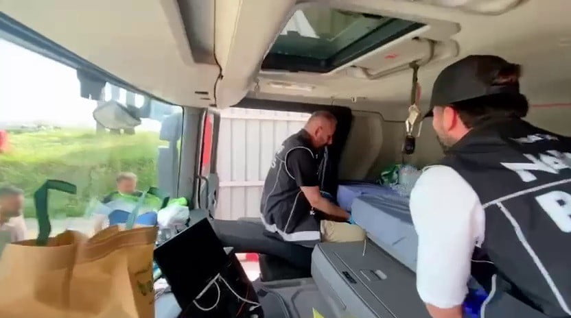 İSKENDERUN'DA DURDURULAN TIR VE DORSESİNDE ARAMA YAPILDI