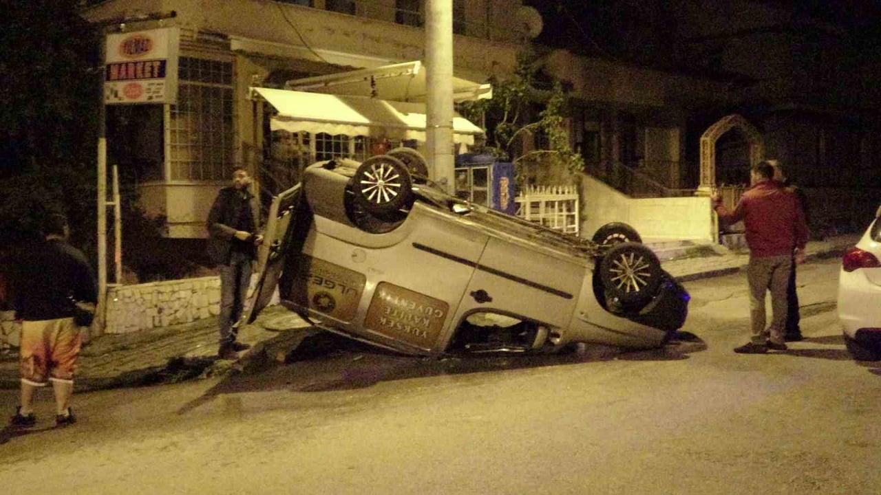 ISPARTA'DA İKİ ARACIN ÇARPIŞMASI SONUCU MEYDANA GELEN KAZADA HAFİF TİCARİ ARAÇ TERS DÖNDÜ, 1 KİŞİ...