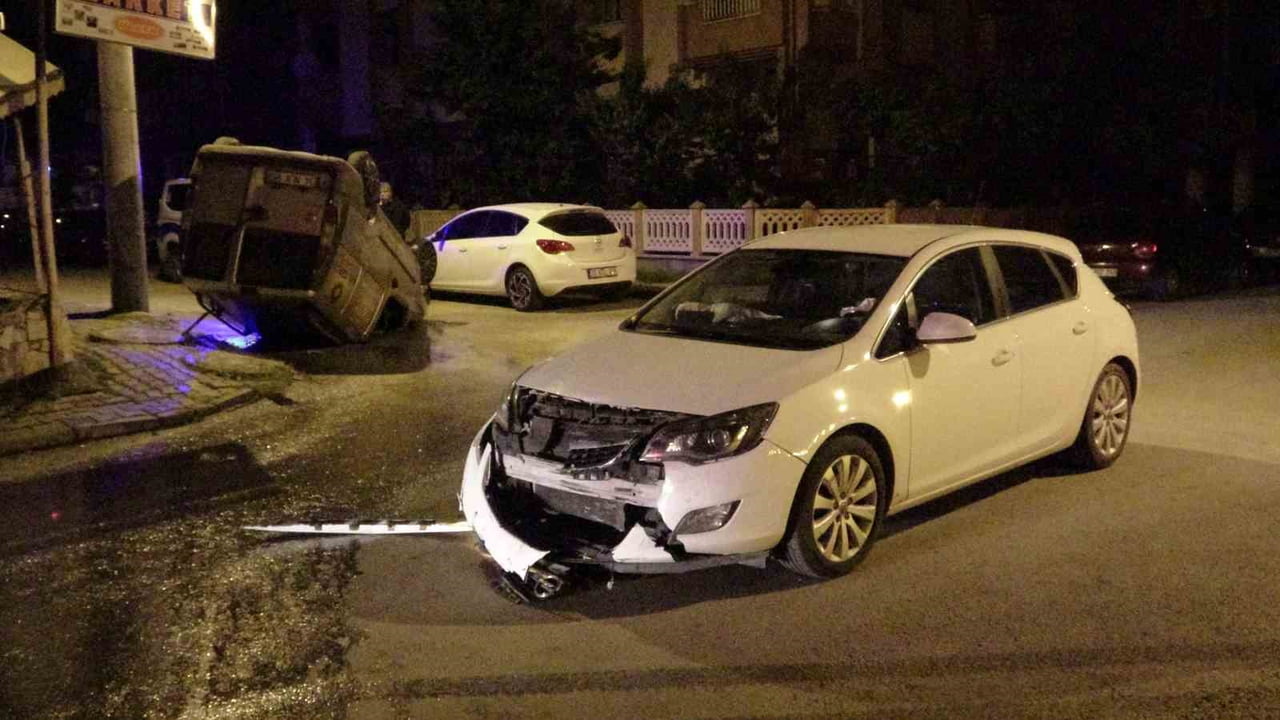 ISPARTA'DA İKİ ARACIN ÇARPIŞMASI SONUCU MEYDANA GELEN KAZADA HAFİF TİCARİ ARAÇ TERS DÖNDÜ, 1 KİŞİ...