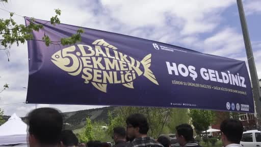 Isparta'da öğrencilere 5 bin balık ekmek dağıtıldı