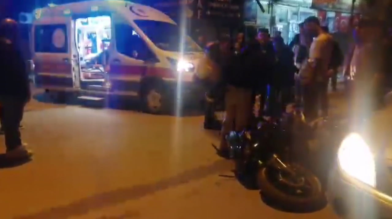 ISPARTA'NIN YALVAÇ İLÇESİNDE OTOMOBİLLE ÇARPIŞAN MOTOSİKLETTEKİ SÜRÜCÜ İLE YOLCU...