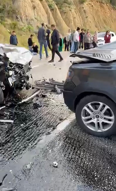 ISPARTA-ANTALYA KARA YOLUNDA 3 OTOMOBİLİN ÇARPIŞMASI SONUCU MEYDANA GELEN TRAFİK KAZASINDA 5 KİŞİ...