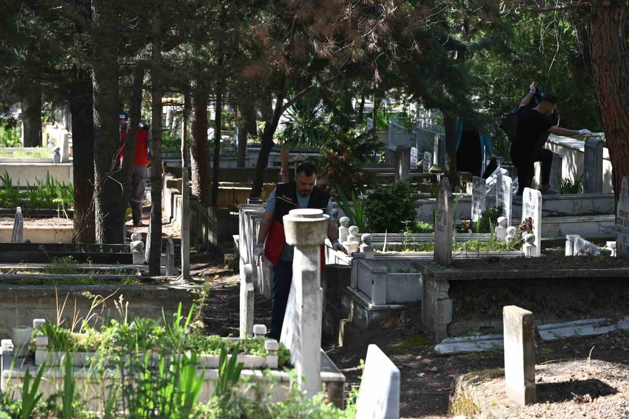 ISPARTA’DA BELİRLİ PERİYOTLARLA TEMİZLENEN MEZARLIKLARDA KURBAN BAYRAMI ÖNCESİ HUMMALI BİR ÇALIŞMA...