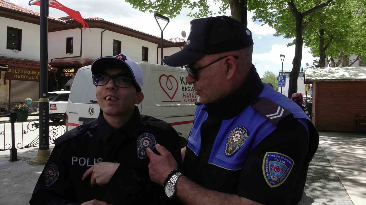ISPARTA’DA YAŞAYAN 21 YAŞINDAKİ EPİLEPSİ VE ZİHİNSEL ENGELLİ MERT KILINÇ  VE POLİS...