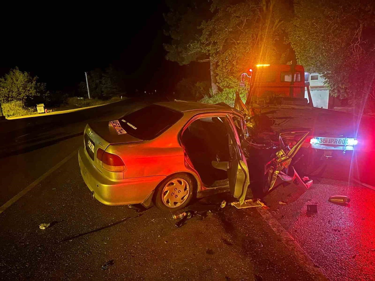 ISPARTA’NIN EĞİRDİR İLÇESİNDE KONTROLDEN ÇIKAN OTOMOBİLİN YOL KENARINDA PARK HALİNDE BULUNAN 2...