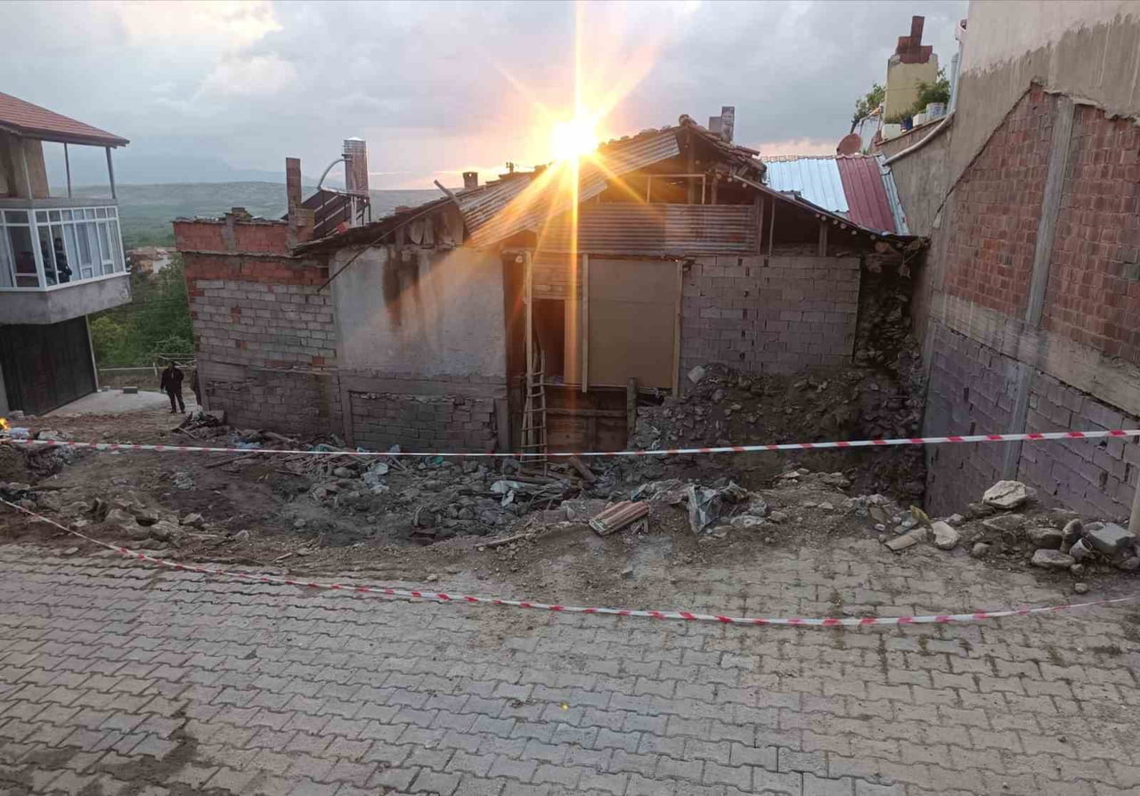 ISPARTA’NIN GELENDOST İLÇESİNDE YIKIMI YAPILAN METRUK BİR EVİN MOLOZLARI ARASINDA OYNAYAN ÇOCUKLAR...