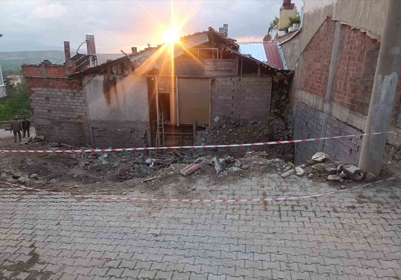 ISPARTA’NIN GELENDOST İLÇESİNDE YIKIMI YAPILAN METRUK EVİN MOLOZLARI ARASINDA OYNAYAN ÇOCUKLAR...