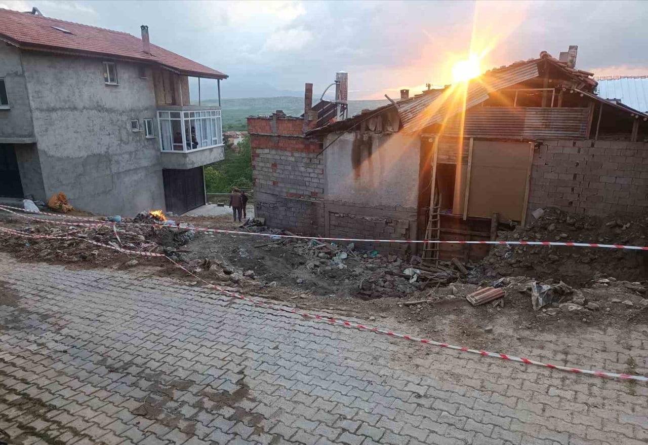 ISPARTA’NIN GELENDOST İLÇESİNDE YIKIMI YAPILAN METRUK EVİN MOLOZLARI ARASINDA OYNAYAN ÇOCUKLAR...