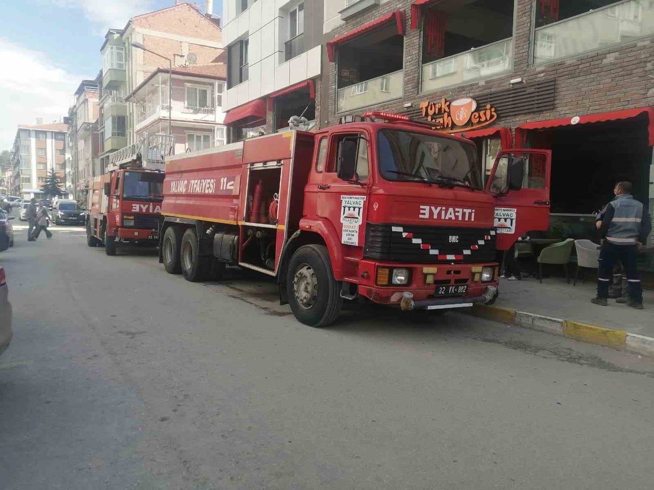 ISPARTA’NIN YALVAÇ İLÇESİNDE BİR İŞLETMENİN MUTFAK KISMINDA ÇIKAN YANGIN PANİĞE NEDEN OLDU....