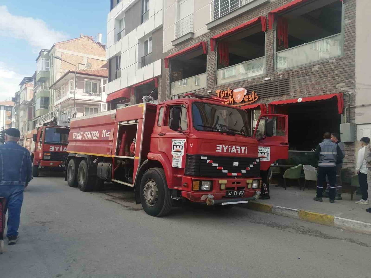 ISPARTA’NIN YALVAÇ İLÇESİNDE BİR İŞLETMENİN MUTFAK KISMINDA ÇIKAN YANGIN PANİĞE NEDEN OLDU....