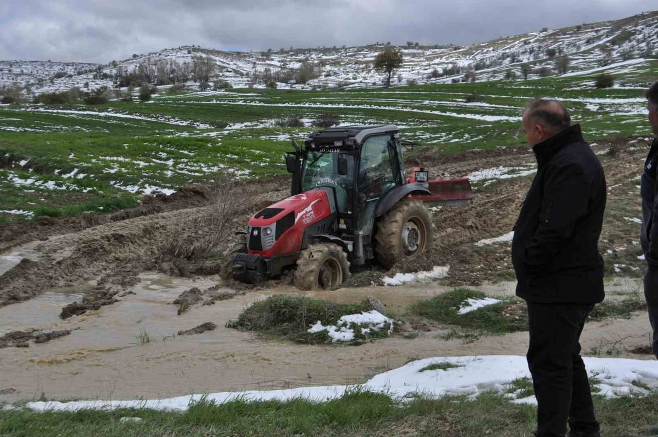 ISPARTA’NIN YALVAÇ İLÇESİNE BAĞLI YARIKKAYA KÖYÜNDE, YAKLAŞIK 650 KÜÇÜKBAŞ HAYVANLA YAYLAYA ÇIKAN...