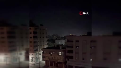 İsrail ordusunun Gazze Şeridi'nin merkezindeki Nuseyrat Mülteci Kampındaki bir konuta saldırı...