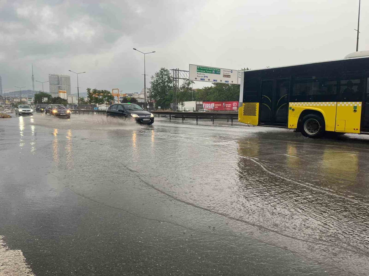 İSTANBUL'DA ANİDEN BASTIRAN SAĞANAK YAĞIŞ HAYATI FELÇ ETTİ.