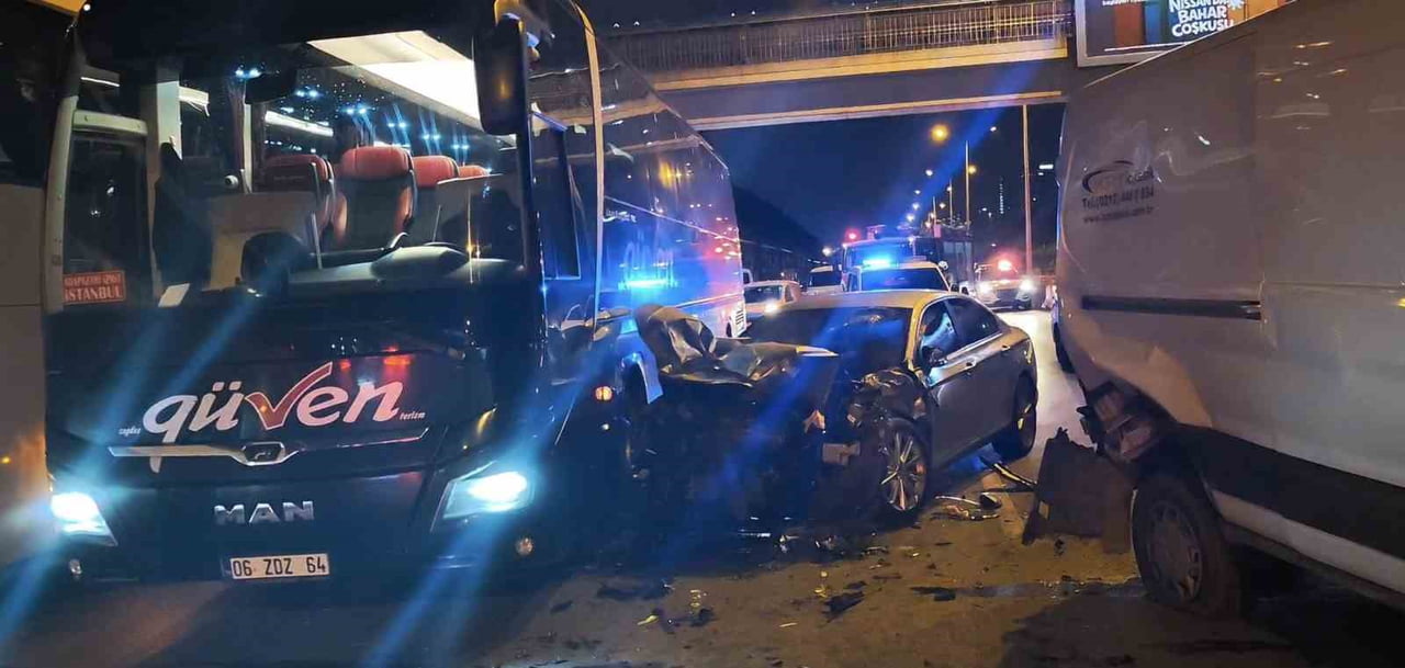 İSTANBUL'DA D-100 KARAYOLU ATAŞEHİR MEVKİSİNDE ALKOLLÜ BİR SÜRÜCÜNÜN KARIŞTIĞI KAZADA, 4 ARAÇ...