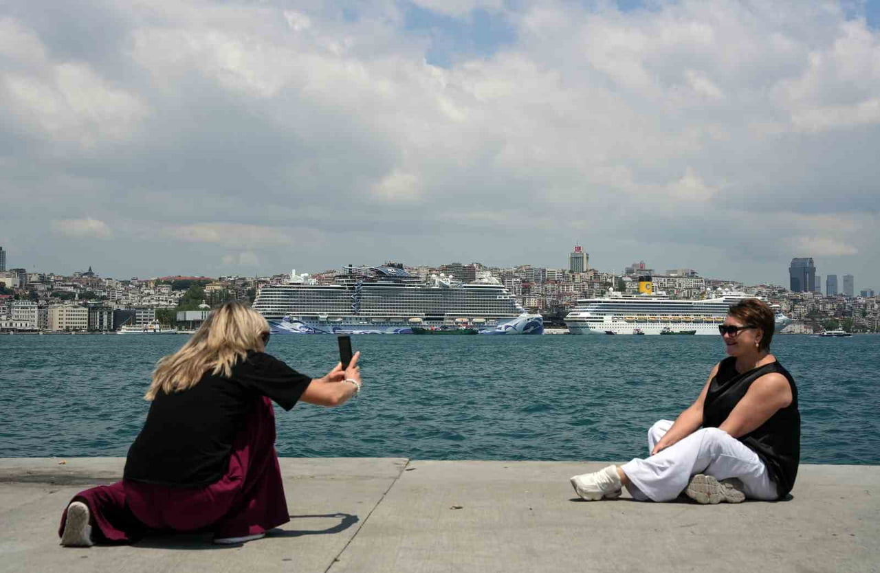 İSTANBUL'DA GALATAPORT VE SARAYBURNU LİMANI'NA AYNI ANDA YANAŞAN DEV KRUVAZİYER GEMİLERİ DİKKAT...