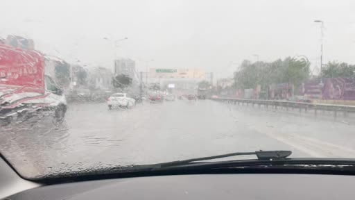 İstanbul'da sağanak etkisini göstermeye başladı: Yollar göle döndü