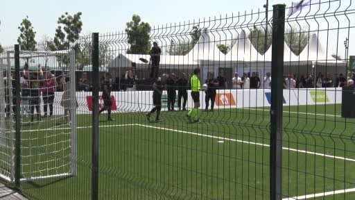İstanbul'da yapılacak UEFA Avrupa Ligi finali öncesi Beşiktaş Meydanı'na kurulun taraftar alanında...