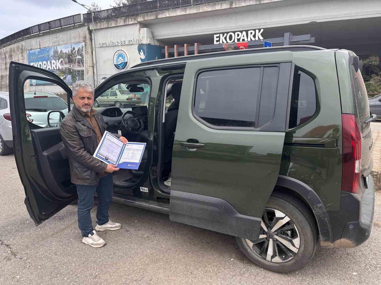 İSTANBUL'DA YETKİLİ BAYİDEN BİR YIL ÖNCE SIFIR KİLOMETRE PEUGEOT RİFTER ARAÇ SATIN ALAN ENGİN...