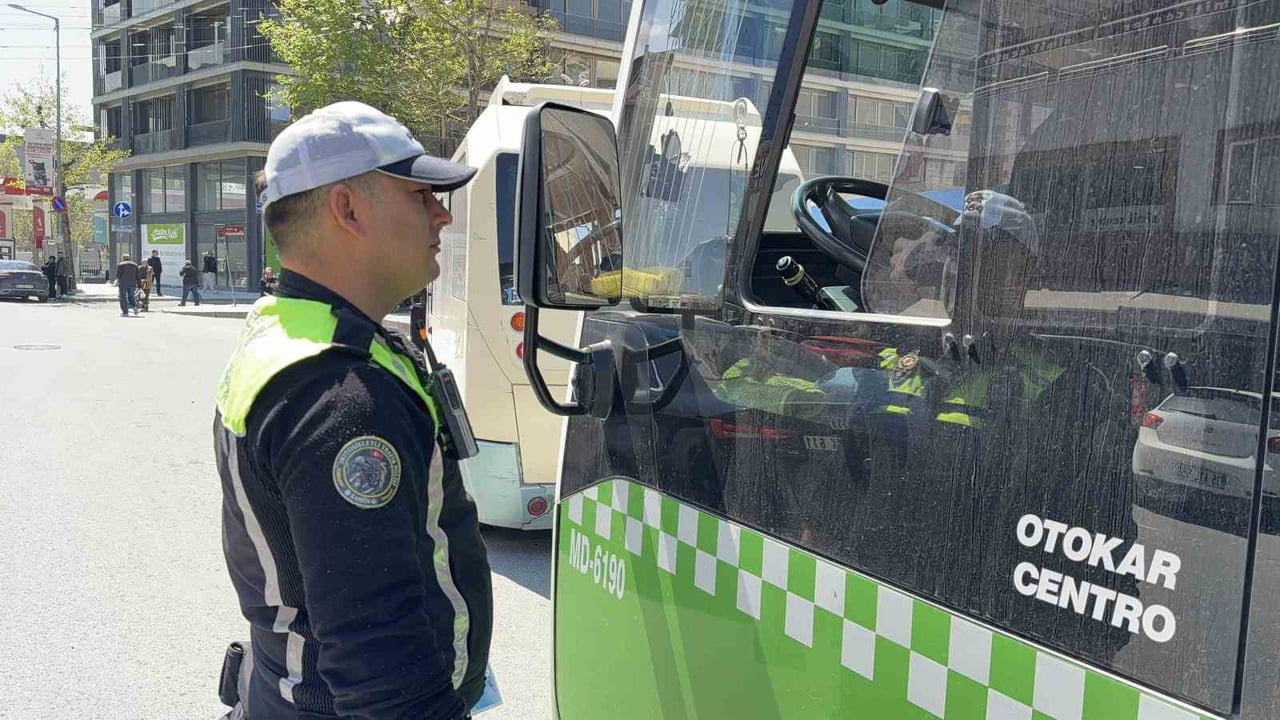 İSTANBUL'UN ARNAVUTKÖY İLÇESİNDE 2-8 MAYIS TRAFİK HAFTASI KAPSAMINDA GERÇEKLEŞTİRİLEN UYGULAMADA...
