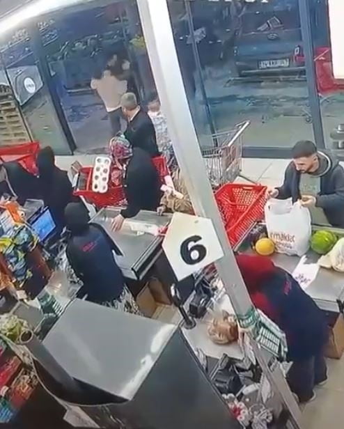 İSTANBUL'UN ARNAVUTKÖY İLÇESİNDE İDDİAYA GÖRE ÇIKAN TARTIŞMA SONRASI BİR KİŞİ, "BAKAR MISIN"...