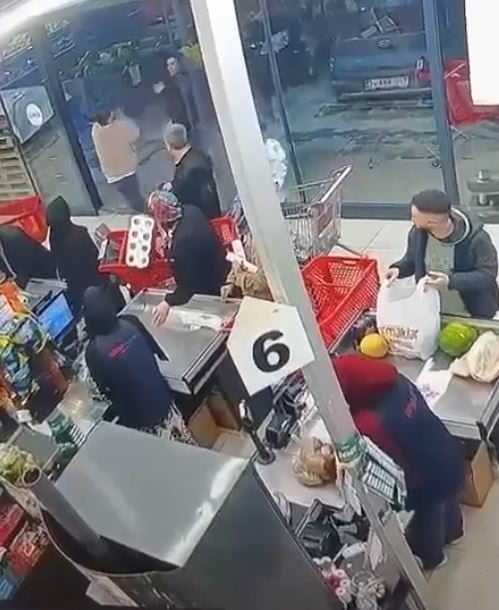 İSTANBUL'UN ARNAVUTKÖY İLÇESİNDE İDDİAYA GÖRE ÇIKAN TARTIŞMA SONRASI BİR KİŞİ, "BAKAR MISIN"...