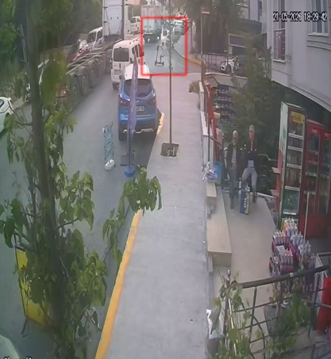 İSTANBUL'UN BEYLİKDÜZÜ İLÇESİNDE SKUTERA BİNEN 11 YAŞINDAKİ ÇOCUK, SEYİR HALİNDEKİ TIRIN...