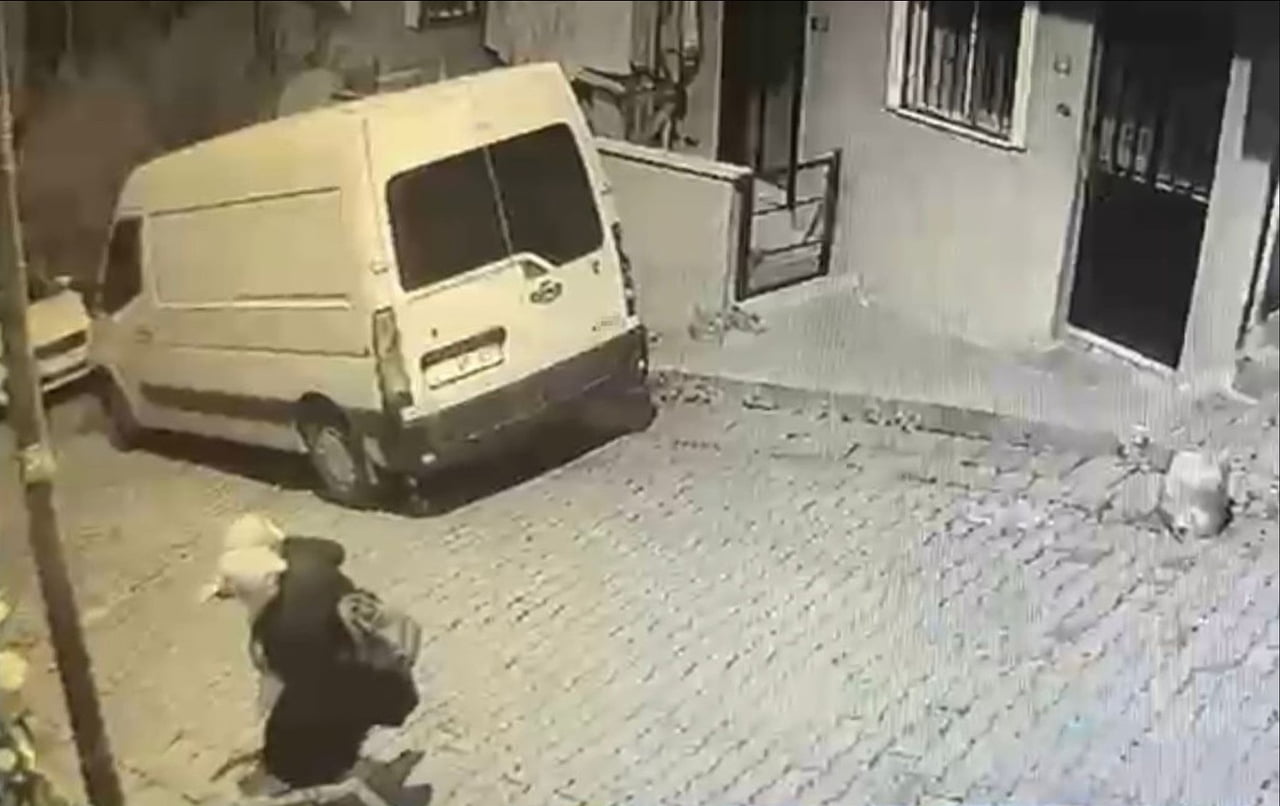 İSTANBUL'UN KAĞITHANE İLÇESİNDE ANNESİYLE BİRLİKTE YÜRÜYEN 8 YAŞINDAKİ ÇOCUK, KALDIRIMDAKİ...