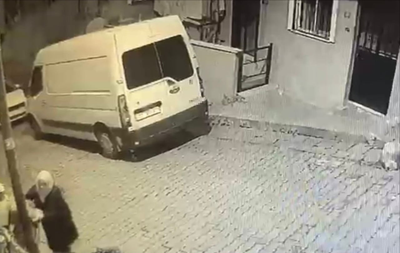 İSTANBUL'UN KAĞITHANE İLÇESİNDE ANNESİYLE BİRLİKTE YÜRÜYEN 8 YAŞINDAKİ ÇOCUK, KALDIRIMDAKİ...