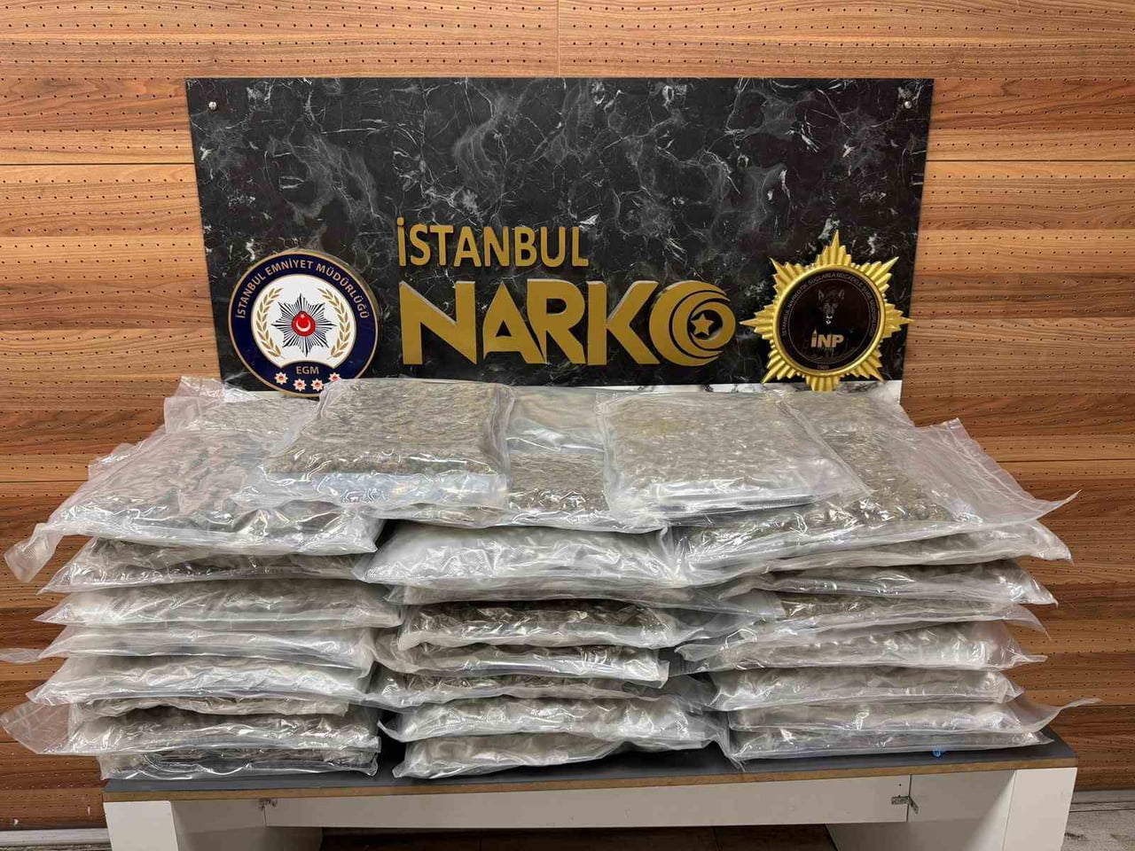 İSTANBUL'UN KARTAL İLÇESİNDE BİR EV VE ARACA DÜZENLENEN OPERASYONDA, 58 KİLO 300 GRAM SKUNK ELE...