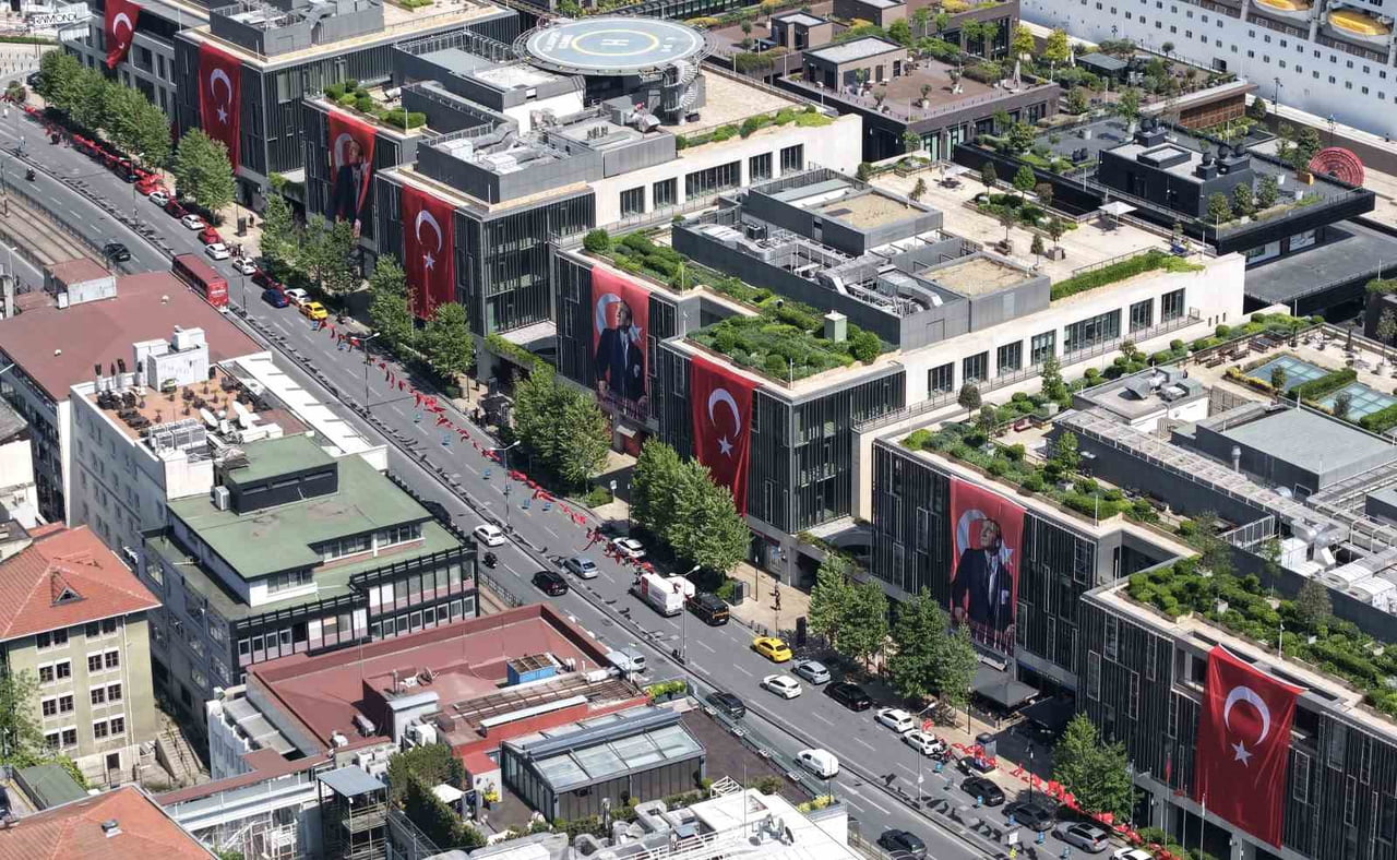 İSTANBUL, 19 MAYIS GENÇLİK VE SPOR BAYRAMI KUTLAMALARI KAPSAMINDA TÜRK BAYRAKLARIYLA DONATILDI....
