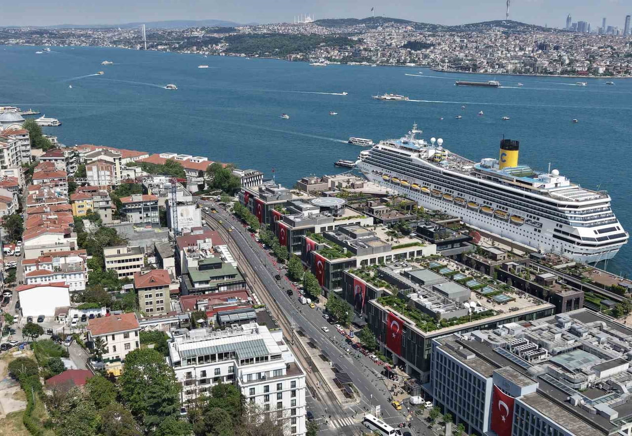 İSTANBUL, 19 MAYIS GENÇLİK VE SPOR BAYRAMI KUTLAMALARI KAPSAMINDA TÜRK BAYRAKLARIYLA DONATILDI....