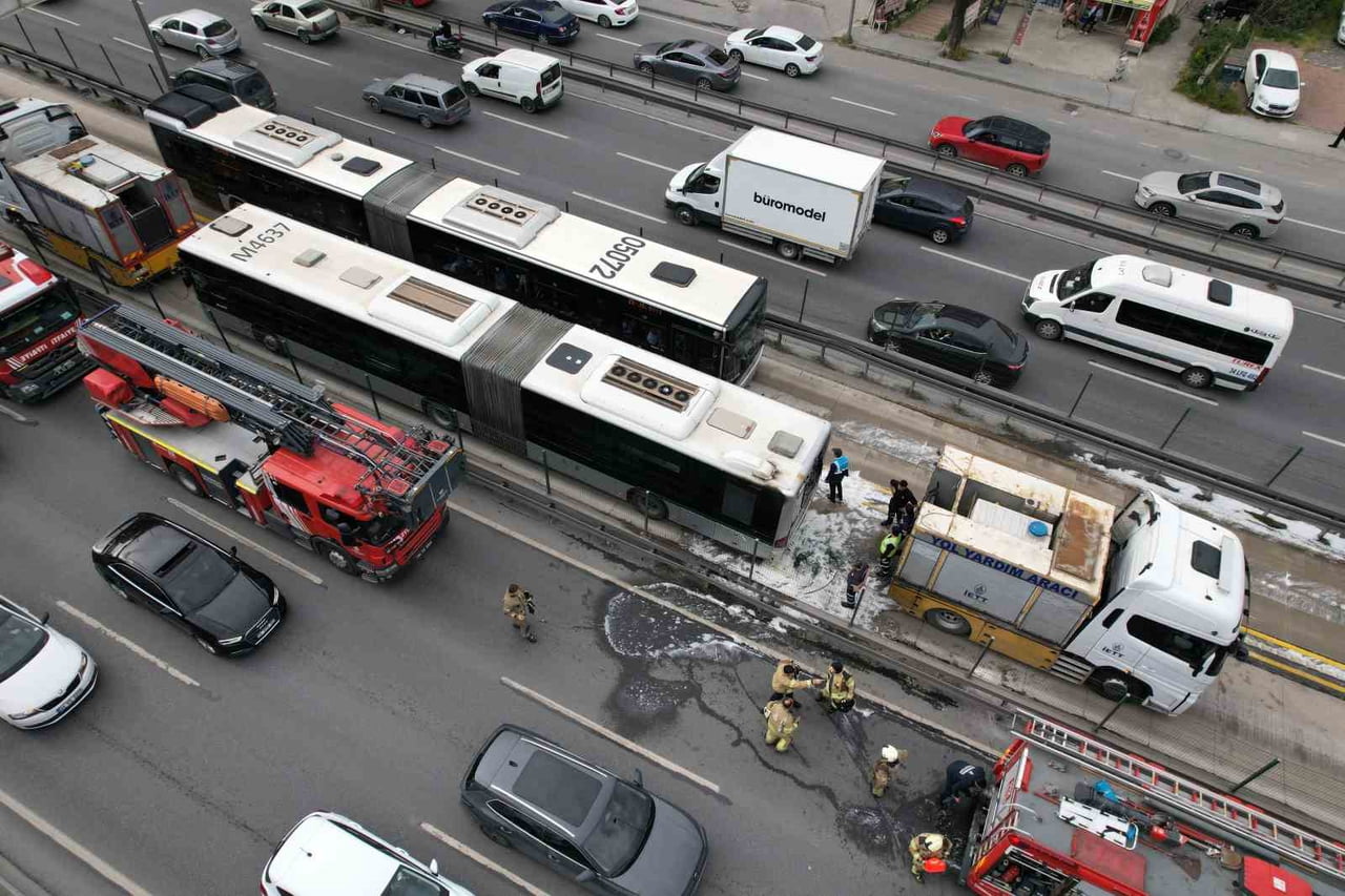 İSTANBUL AVCILAR’DA METROBÜSÜN MOTOR KISMINDA YANGIN ÇIKTI. YOLCULAR KISA SÜREDE TAHLİYE...