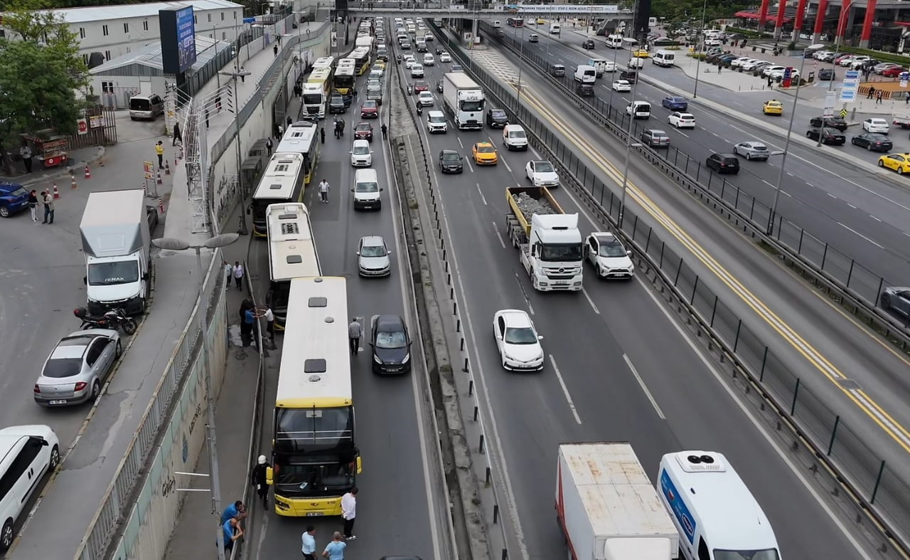 İSTANBUL BAHÇELİEVLER’DE ARIZALANAN İETT ÖZEL HALK OTOBÜSÜ NEDENİYLE TRAFİKTE UZUN KUYRUKLAR...