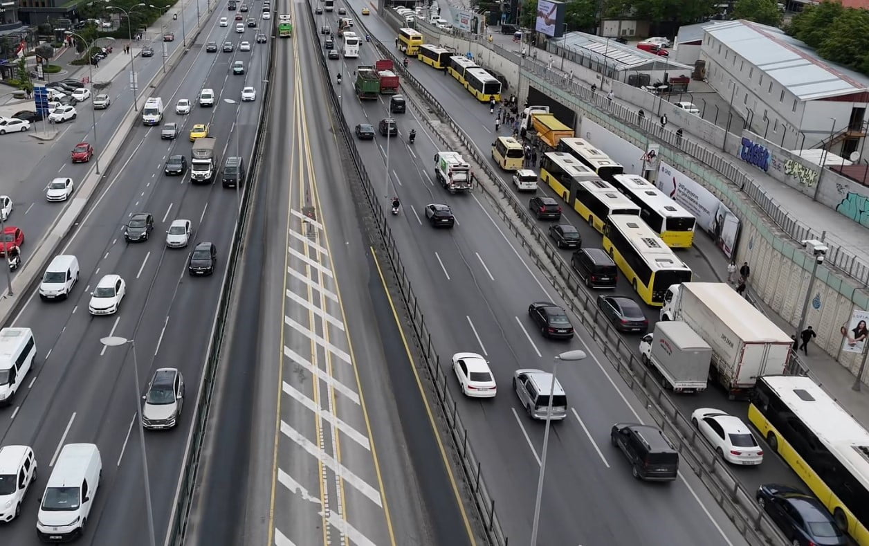 İSTANBUL BAHÇELİEVLER’DE ARIZALANAN İETT ÖZEL HALK OTOBÜSÜ NEDENİYLE TRAFİKTE UZUN KUYRUKLAR...