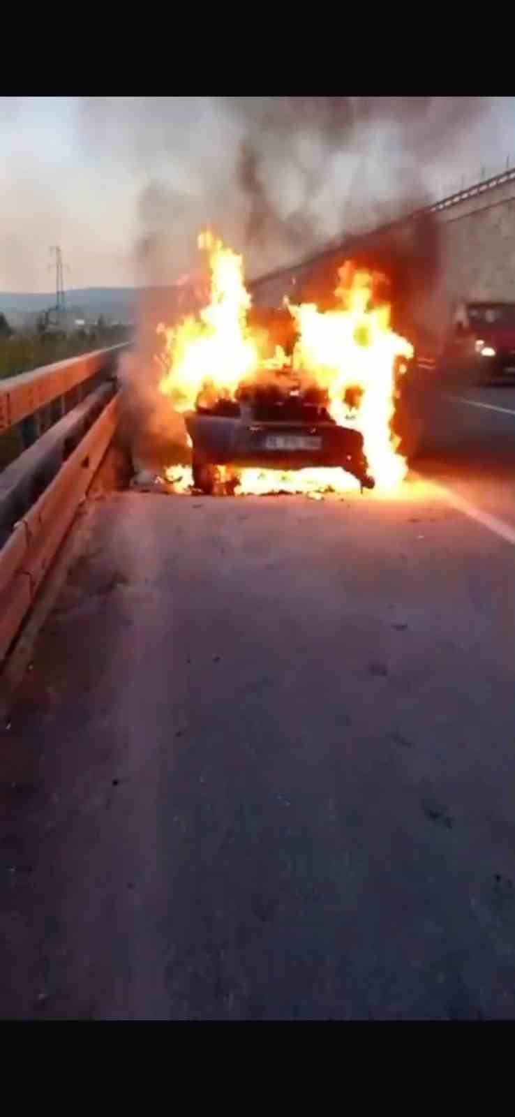 İSTANBUL BURSA OTOBANINDA SEYİR HALİNDEKİ CİP ALEV ALEV YANDI. ARAÇ KULLANILAMAZ HALE GELDİ.