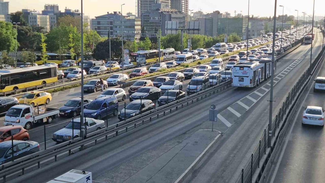 İSTANBUL’DA AKŞAM İŞ ÇIKIŞ SAATLERİNDE TRAFİK YOĞUNLUĞU YÜZDE 78’E ULAŞTI. D-100 KARAYOLU’NDA YER...