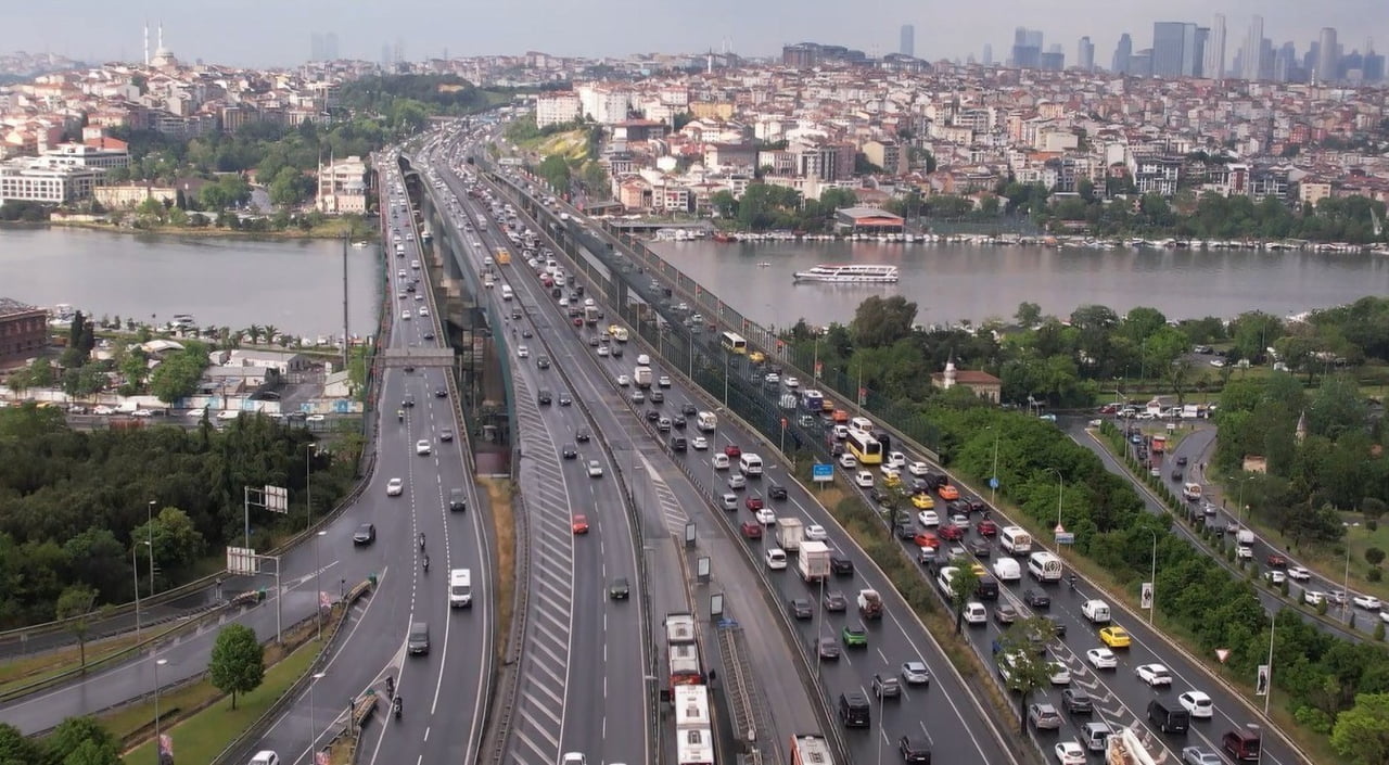 İSTANBUL’DA UYARILARIN ARDINDAN BEKLENEN SAĞANAK YAĞIŞ ARALIKLARLA ETKİLİ OLUYOR. ETKİLİ OLAN...