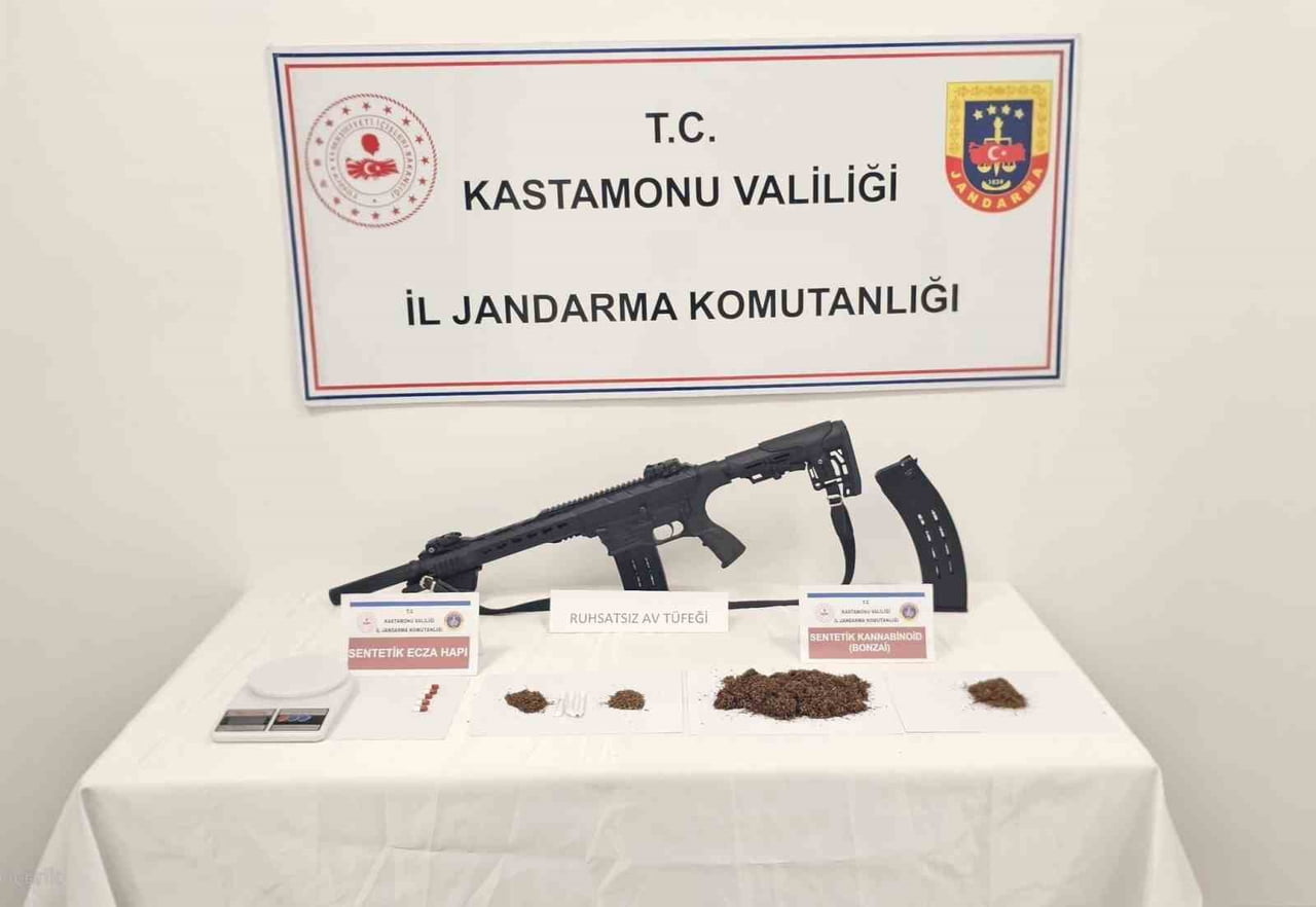 İSTANBUL’DAN KASTAMONU’YA UYUŞTURUCU GETİRDİKLERİ İDDİASIYLA JANDARMA EKİPLERİNCE DÜZENLENEN...