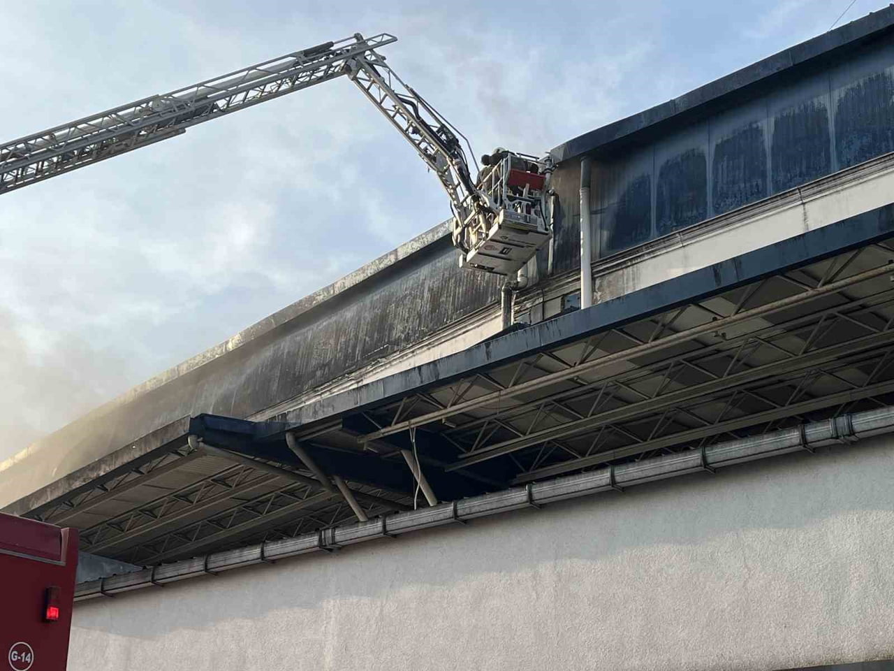 İSTANBUL ESENYURT’TA PLASTİK POŞET FABRİKASINDA YANGIN ÇIKTI.