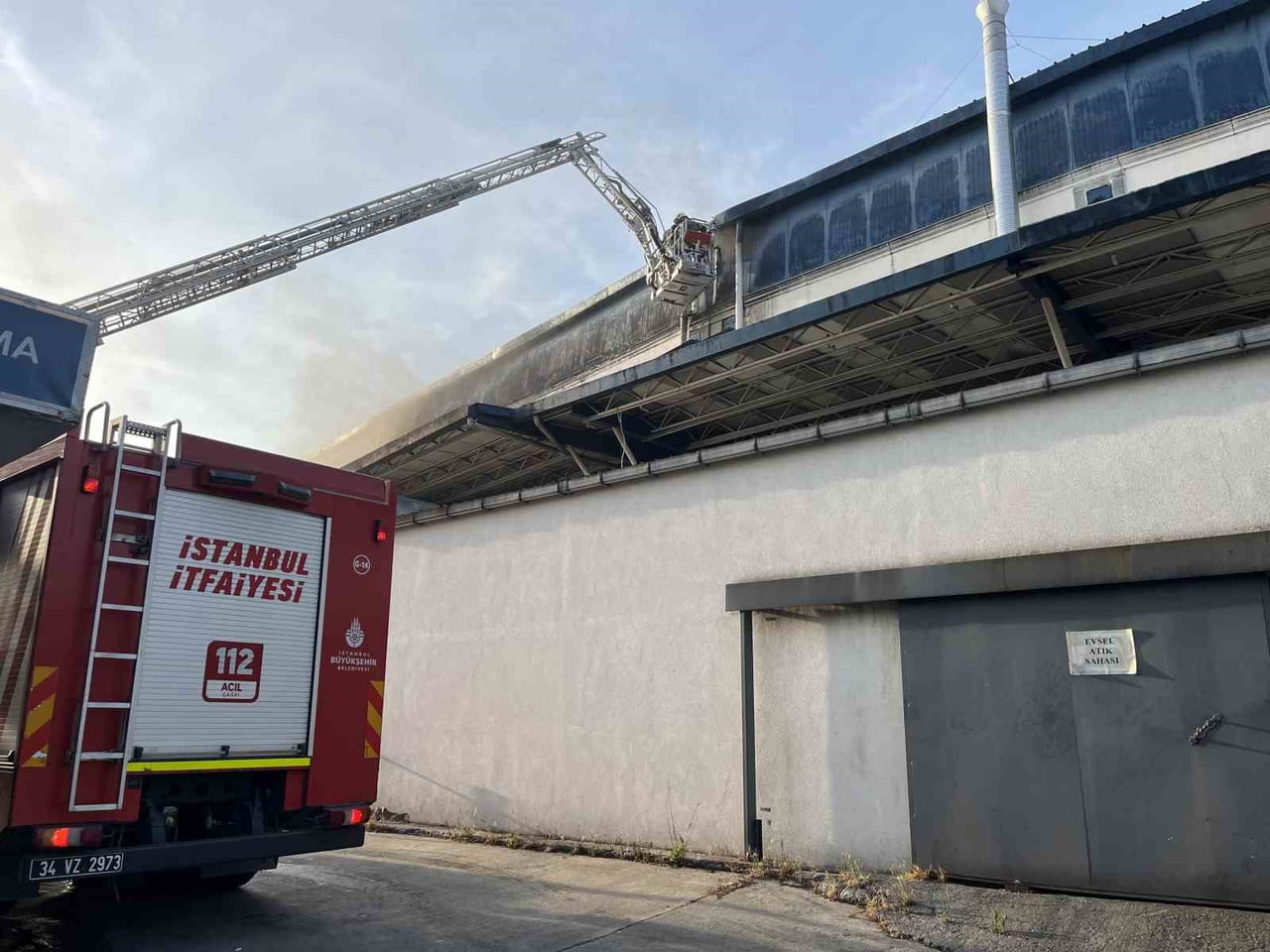 İSTANBUL ESENYURT’TA PLASTİK POŞET FABRİKASINDA YANGIN ÇIKTI.