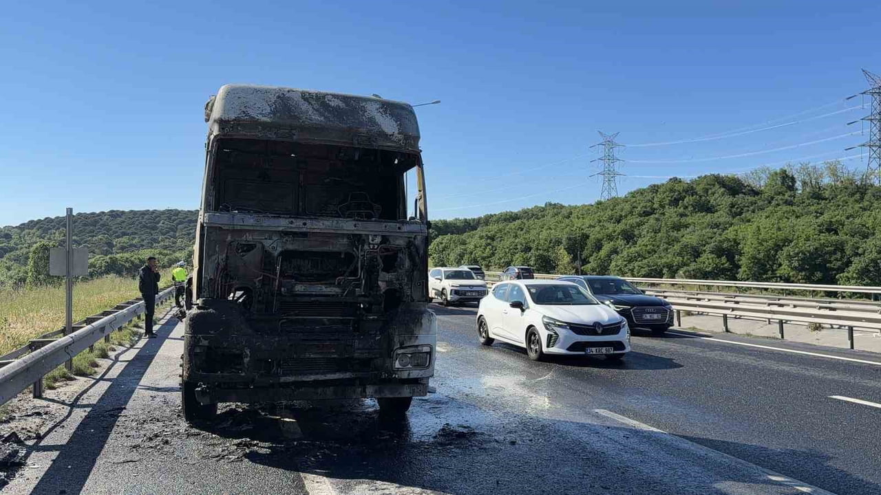 İSTANBUL EYÜPSULTAN'DA, SEYİR HALİNDEKİ BİR TIRIN MOTOR KISMINDA ÇIKAN YANGIN PANİĞE NEDEN OLDU....