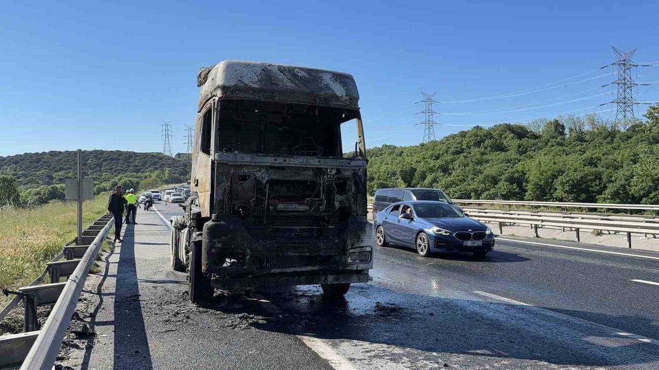İSTANBUL EYÜPSULTAN'DA, SEYİR HALİNDEKİ BİR TIRIN MOTOR KISMINDA ÇIKAN YANGIN PANİĞE NEDEN OLDU....