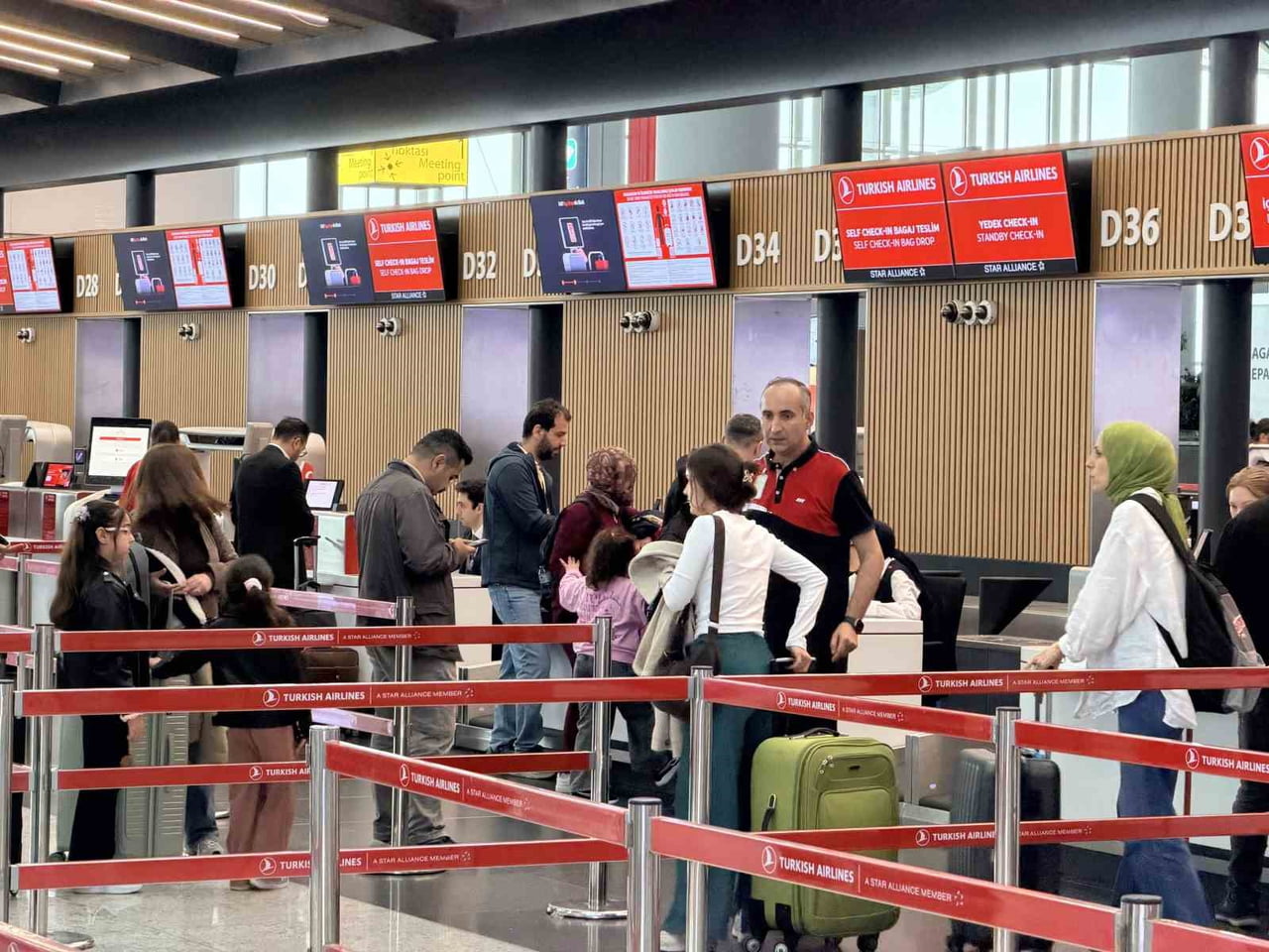 İSTANBUL HAVALİMANI'NDA BAYRAM HAREKETLİLİĞİ BAŞLADI