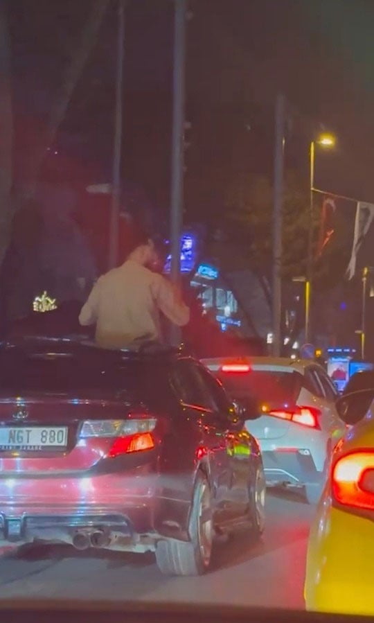 İSTANBUL KADIKÖY'DE BULUNAN BAĞDAT CADDESİ'NDE SEYİR HALİNDEKİ BİR OTOMOBİLİN SUNROOF KISMINDAN...